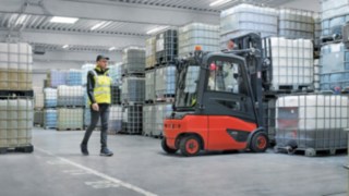 Cu Reverse Assist Camera de la Linde, CEMEX mărește nivelul de siguranță în timpul manevrelor de deplasare în marșarier, pe șantierul din Salzkotten. Reverse Assist Camera de la Linde este utilizată la CEMEX