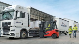 Linde X25 și doi pietoni în incinta fabricii CEMEX