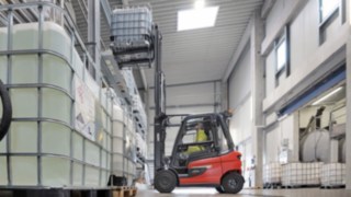 Stivuitoarele cu contragreutate Linde folosite la CEMEX sunt echipate cu soluțiile de siguranță Linde BlueSpot, Linde Safety Guard și Linde Reverse Assist Camera. Electrostivuitor Linde X25 în hala de producție CEMEX din locația Salzkotten
