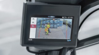 Reverse Assist Camera de la Linde ajută la evitarea pe cât posibil a accidentelor cu vătămare corporală. Display-ul Reverse Assist Camera