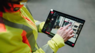 O tabletă ajută cu consultanță în materie de siguranță de la Linde MH. O tabletă ajută cu consultanță în materie de siguranță de la Linde MH.