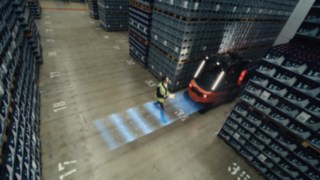 Sistemul de asistență Linde Reverse Assist Radar identifică un pieton în zona de deplasare din spatele stivuitorului. Sistemul de asistență Linde Reverse Assist Radar identifică un pieton în zona de deplasare din spatele stivuitorului.