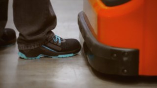 Protecția activă pentru picioare înregistrează picioarele operatorului și oprește stivuitorul. Protecția activă pentru picioare înregistrează picioarele operatorului și oprește stivuitorul.