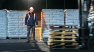 Vizibilitate excelentă cu centura reflectorizantă pentru pietoni de la Linde Material Handling, atunci când contează Angajații din depozit și stivuitoarele se intersectează, iar angajatul din depozit este clar vizibil cu centura reflectorizantă pentru pietoni de la Linde Material Handling