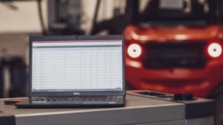 Software-ul de gestionare a flotelor connect:desk de la Linde servește la gestionarea, monitorizarea și analiza datelor vehiculului și șoferului. connect:desk de la Linde Material Handling