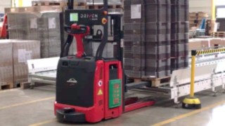 L-MATIC, de la Linde Material Handling, plasează un palet pe banda transportoare