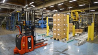 L-MATIC, de la Linde Material Handling, la preluarea unui palet