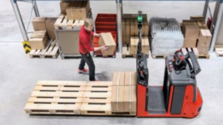 N20 C SA, de la Linde, crește eficiența în depozit cu aproximativ 20 la sută. Selectorul N20 C SA, de la Linde Material Handling