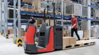 Opțiunea SA pentru selectoarele de comenzi N20 și N20 C, de la Linde, crește productivitatea și performanța de manipulare în depozit. Selectoarele de comenzi N20 cu opțiune SA, de la Linde Material Handling, utilizate într-un depozit