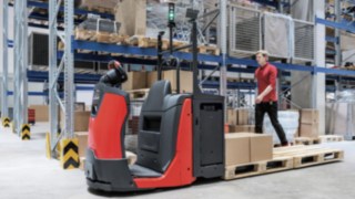 Selectoarele de comenzi N20 cu opțiune SA, de la Linde Material Handling, utilizate într-un depozit