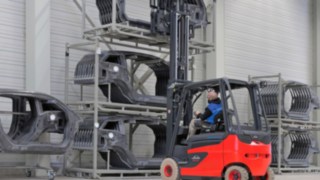 Stivuitoarele cu tehnologie cu pile de combustie impresionează prin timpi scurți de realimentare și performanță maximă. Stivuitorul Linde FC 25 în timpul încărcării.