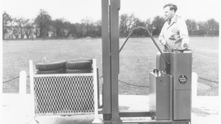 Echipament de depozitare mai vechi din Lansing Echipament de depozitare mai vechi din Lansing, cumpărat de Linde Material Handling în 1989