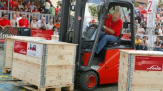 Operatorii de stivuitoare stăpânesc traseul de parcurs al Cupei Stivuitorului 2005 cu un stivuitor de la Linde Material Handling