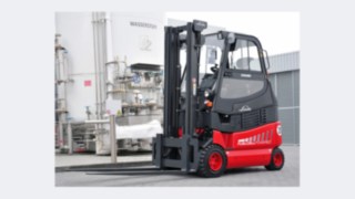 Stivuitoare de la Linde Material Handling, cu mecanism de acționare cu pile de combustie în fața unui rezervor de hidrogen