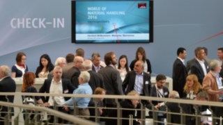 Târgul World of Material Handling din 2016 Zona de înregistrare cu vizitatorii veniți la târgul „World of Material Handling” din 2016