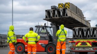 Mulțumită stivuitorului electric E160 de la Linde, angajații Asset VRS pot să comunice mai ușor și mai clar unii cu ceilalți în timpul lucrului. Stivuitor electric E160 de la Linde Material Handling