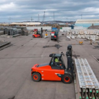 Stivuitorul electric pentru sarcini mari E160 de la Linde transportă fără probleme la Asset VRS sarcini de până la 14,5 tone. Stivuitor electric pentru sarcini mari E160 de la Linde Material Handling