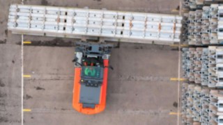 E160 de la Linde transportă fără probleme componente cu o lungime de 12 metri pe terenul Asset VRS. Stivuitor electric E160 de la Linde Material Handling
