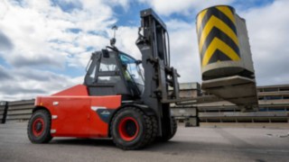 Stivuitorul electric E160 de la Linde Material Handling transportă fără efort sarcini de până la 16 tone.