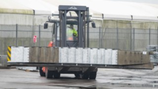E160 de la Linde încarcă parapete de autostradă la Asset VRS în Țara Galilor. Stivuitor electric pentru sarcini mari E160 de la Linde Material Handling.