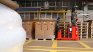 Transpaletul automatizat L-MATIC AC de la Linde Material Handling transportă paleți la BASF Italia.