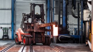 Stivuitorul cu motor diesel de la Linde Material Handling în acțiune