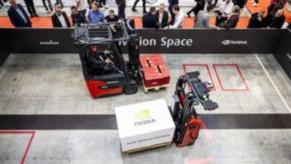 Două stivuitoare de la Linde Material Handling transportă încărcături la LogiMAT 2025.