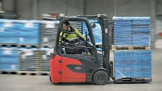 Un angajat DB Schenker încarcă camionul cu stivuitorul electric Linde E16