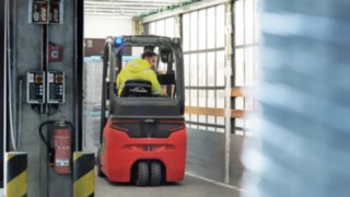 Un angajat DB Schenker se deplasează în marșarier dintr-un container cu stivuitorul electric E16