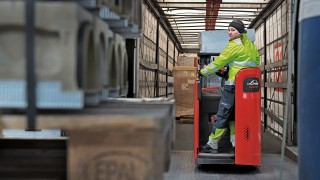 O angajată DB Schenker se deplasează în marșarier cu Linde D12 HP SP de pe rampa de încărcare O angajată DB Schenker se deplasează în marșarier cu Linde D12 HP SP de pe rampa de încărcare