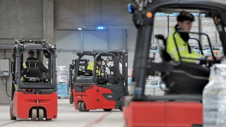 Trei stivuitoare Linde în uz la DB Schenker Trei stivuitoare Linde în uz la DB Schenker