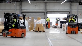 Diverse stivuitoare Linde MH transportă mărfuri în depozitul DB Schenker. Diverse stivuitoare Linde MH transportă mărfuri în depozitul DB Schenker.