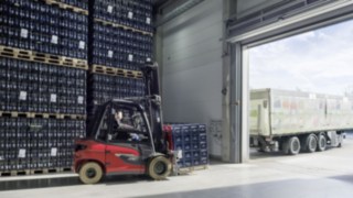 X35 impresionează și în ceea ce privește vizibilitatea și ergonomia. Stivuitorul electric X35 transportă lăzi de băuturi în depozitul Ensinger