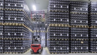 Ensinger Mineral-Heilquellen GmbH este cel mai important producător de apă de izvor îmbuteliată de astăzi din Baden-Württemberg. Stivuitorul electric X35 stivuiește lăzi de băuturi în depozitul Ensinger