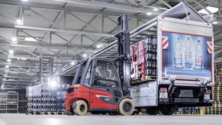 Industria băuturilor prezintă cele mai mari cerințe de performanță și eficiență pentru stivuitoarele electrice. Stivuitorul electric Linde X35 încarcă un camion cu lăzi de băuturi răcoritoare de la Ensinger
