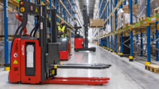 Stivuitoarele automatizate și cele cu comandă manuală de la Linde MH circulă în depozit.