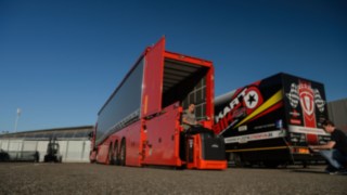 Flota de închiriat de la Linde Material Handling este livrată cu camionul și descărcată.