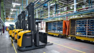 Stivuitorul cu catarg retractabil automatizat R-MATIC de la Linde Material Handling utilizat la Heidelberger Druckmaschinen AG