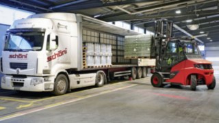 Heineken Switzerland AG utilizează stivuitoare cu contragreutate Linde MH pentru logistica internă. Stivuitorul Linde încarcă paleți de bere Heineken într-un camion