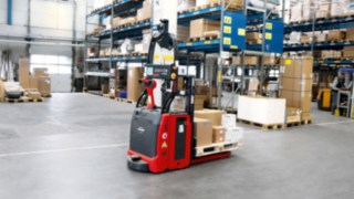 L-MATIC, de la Linde Material Handling, transportă mărfuri în depozitul HOLTER