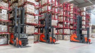 Trei selectoare de comenzi pentru culoare înguste Linde MH în depozitul de la K2 Systems