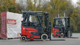 Două stivuitoare cu contragreutate autonome Linde utilizate în exterior