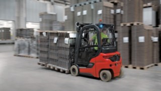 Stivuitorul electric Linde Xi20 P în acțiune la Klingele.