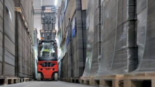 Klingele utilizează deja diverse stivuitoare industriale Linde. Linde Xi20 P în acțiune la Klingele între două rafturi.