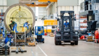 E160, de la Linde Material Handling, a convins în cadrul testului pe teren. Stivuitorul electric E160, de la Linde Material Handling, a convins în cadrul testului pe teren.
