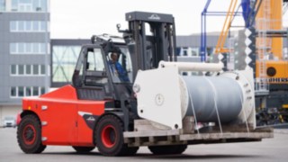 Gerd Prief testează stivuitorul electric E160, de la Linde Material Handling.