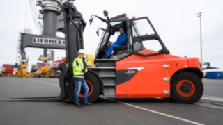 Stivuitorul electric E160, de la Linde Material Handling, în cadrul unui test pe teren la Liebherr.