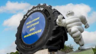 Omulețul Michelin în fața fabricii Michelin Tyre PLC de la Stoke-on-Trent.
