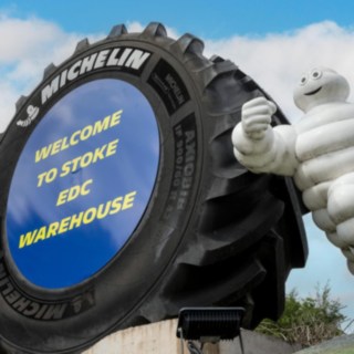 Omulețul Michelin în fața fabricii Michelin Tyre PLC de la Stoke-on-Trent.