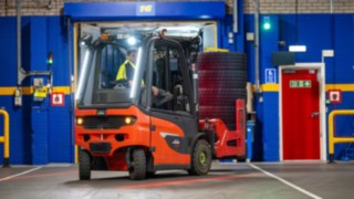 Un angajat Michelin Tyre PLC conduce un stivuitor Linde Material Handling în marșarier.